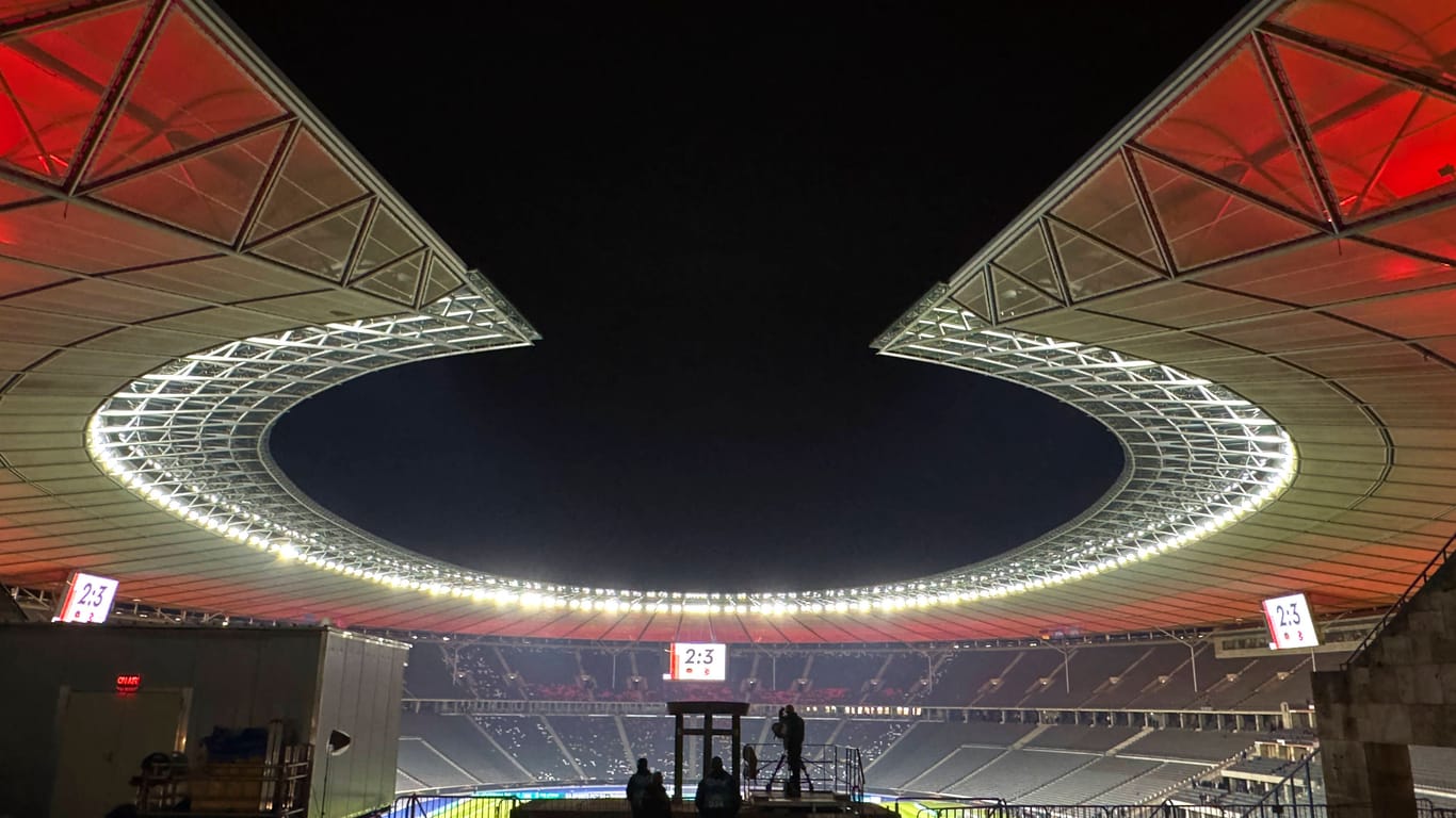 Das Olympiastadion in Berlin bei Nacht: Die historische Spielstätte in der Hauptstadt ist eines von zehn Stadien bei der EM 2024.