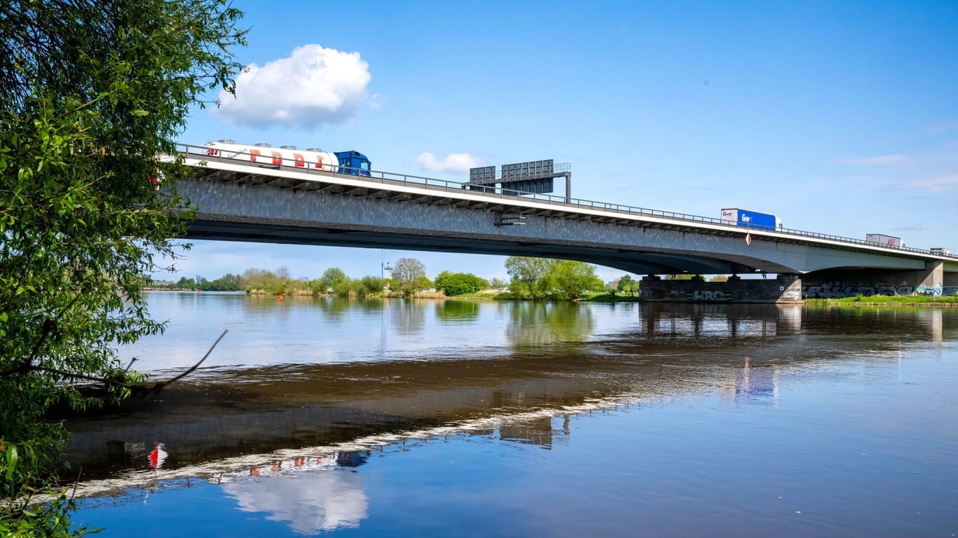 Die Weserbrücke nutzen täglich etwa 130.000 Fahrzeuge, in Zukunft soll sich die Zahl noch erhöhen.