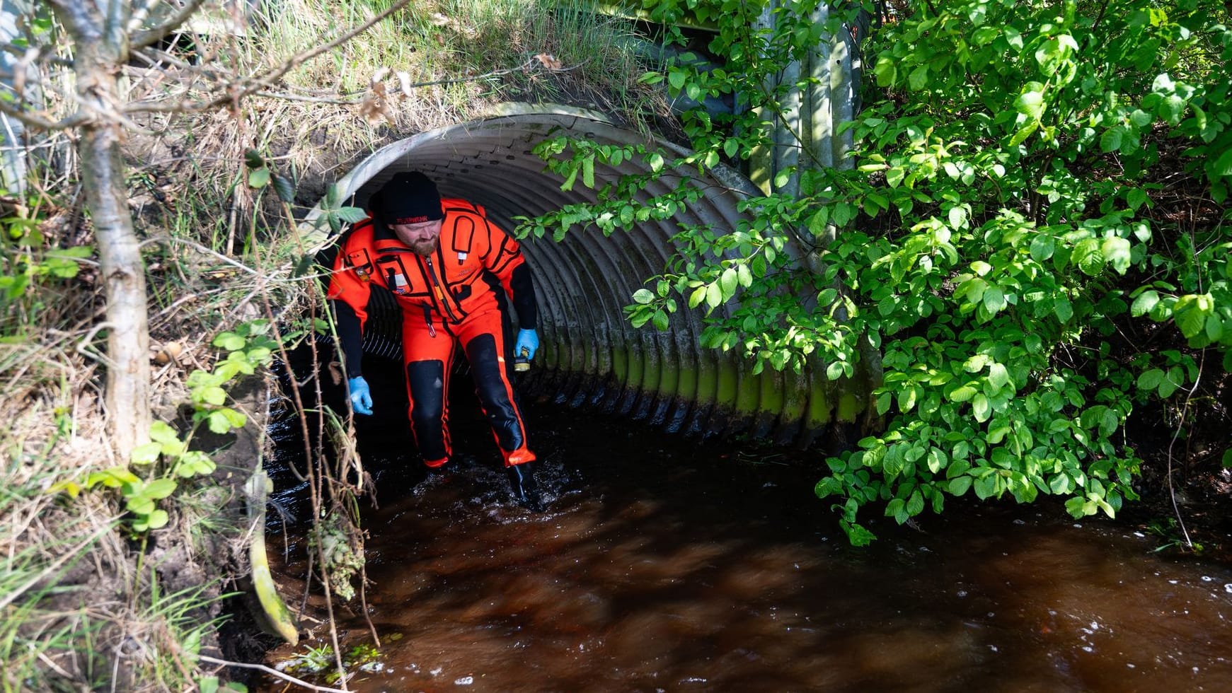 Ehrenamtliche Einsatzkräfte der Feuerwehr durchsuchen Gräben und Rohre. Auch die bislang größte Suchaktion, an der sich rund 1.200 Helfer beteiligten, führte bislang nicht zum Erfolg.