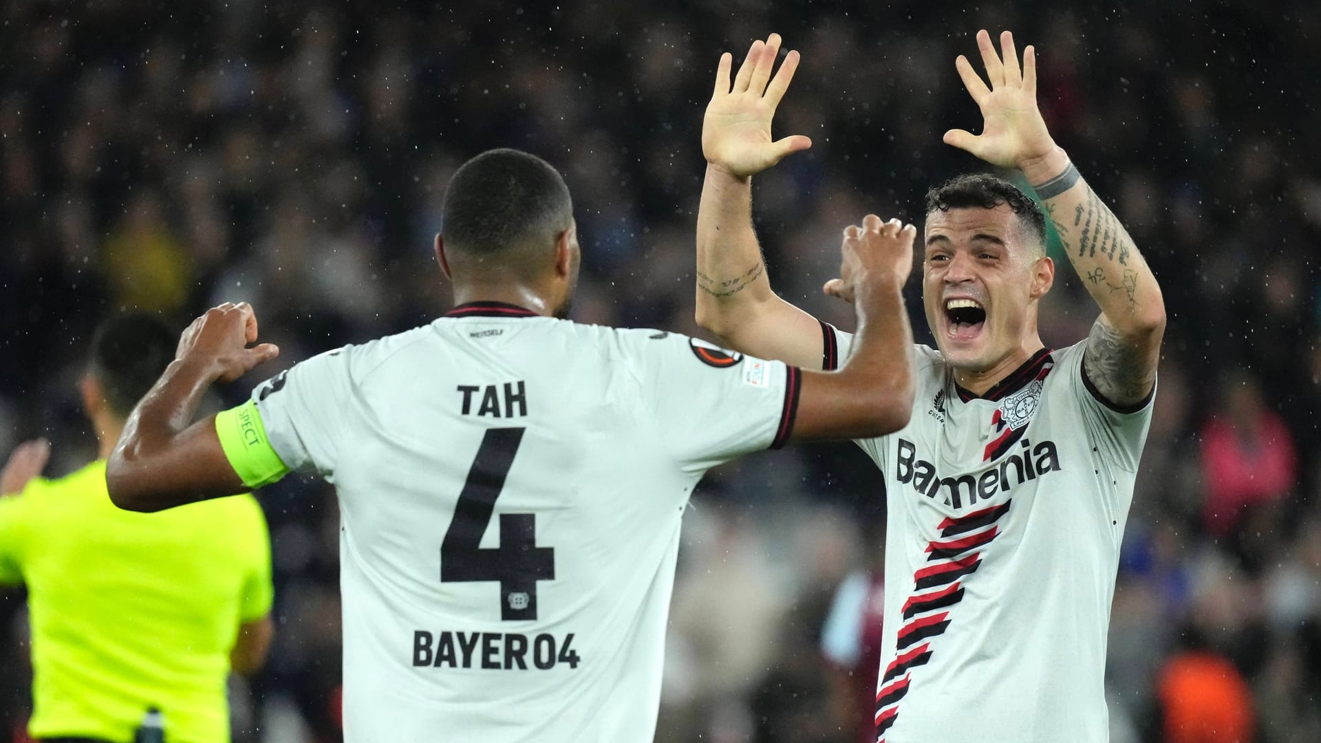 Jonathan Tah (l.) und Granit Xhaka: Die "Werkself" zitterte sich zu einem Unentschieden.