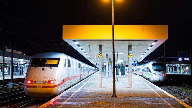 ICE stehen am Abend als Aufenthaltszug an einem verwaisten Bahnsteig im Hauptbahnhof.