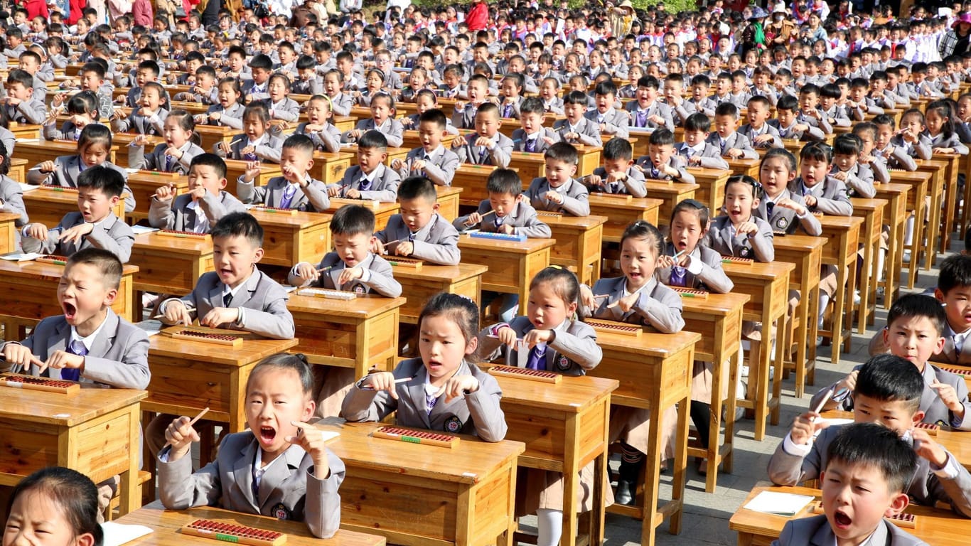 Chinesische Schüler üben Rechnen