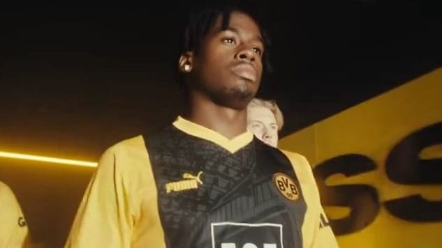 Jamie Bynoe-Gittens präsentiert das Sondertrikot des BVB.