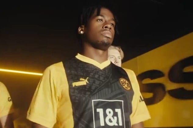 Jamie Bynoe-Gittens präsentiert das Sondertrikot des BVB.