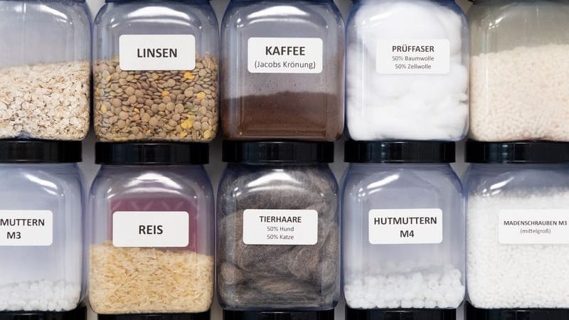 Gleiche Bedingungen für alle Testgeräte: Die Schmutzverursacher sind stets die gleichen - etwa die Linsen- oder Reis-Sorten.