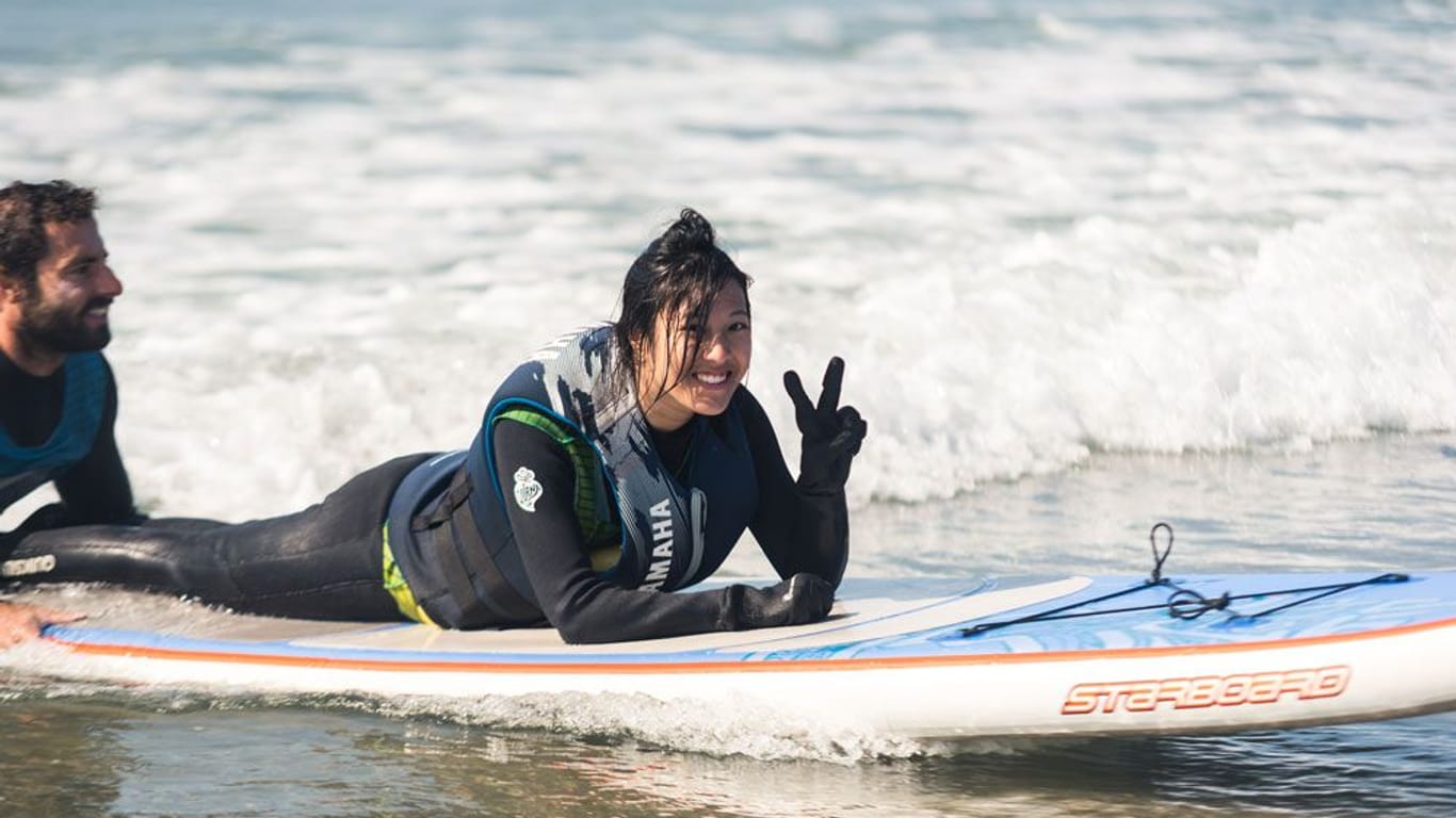 Stolze Wellenreiterin: Simone Lai im inklusiven Surfcamp in Portugal. Unter www.planespoken.net bloggt sie über ihre Reisen und gibt Tipps für Rollstuhlfahrer.