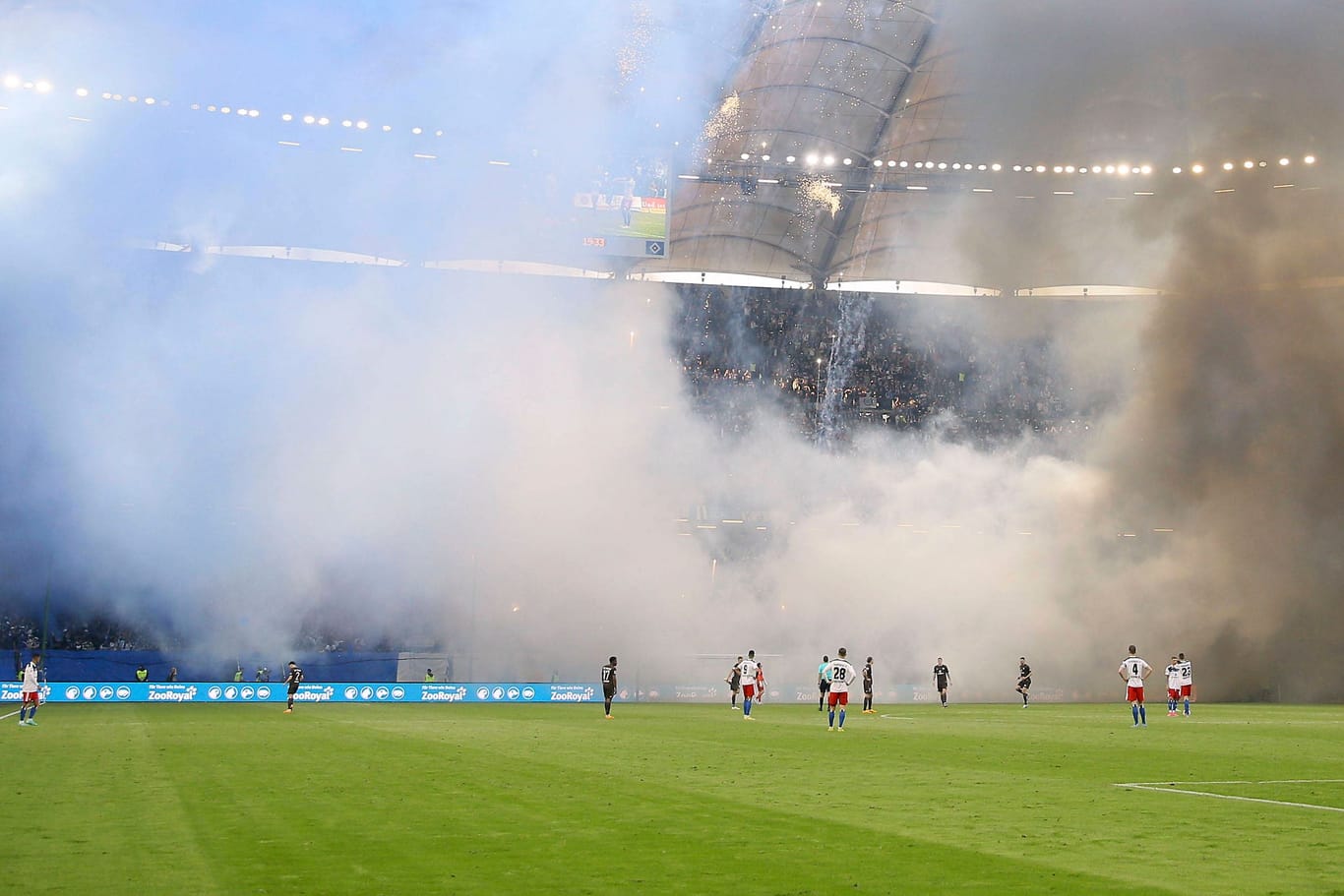 Schwarz-weiß-blauer Rauch im Volksparkstadion (Archivbild): Am Freitag treffen sich der HSV und der FC St. Pauli zum Stadtderby.