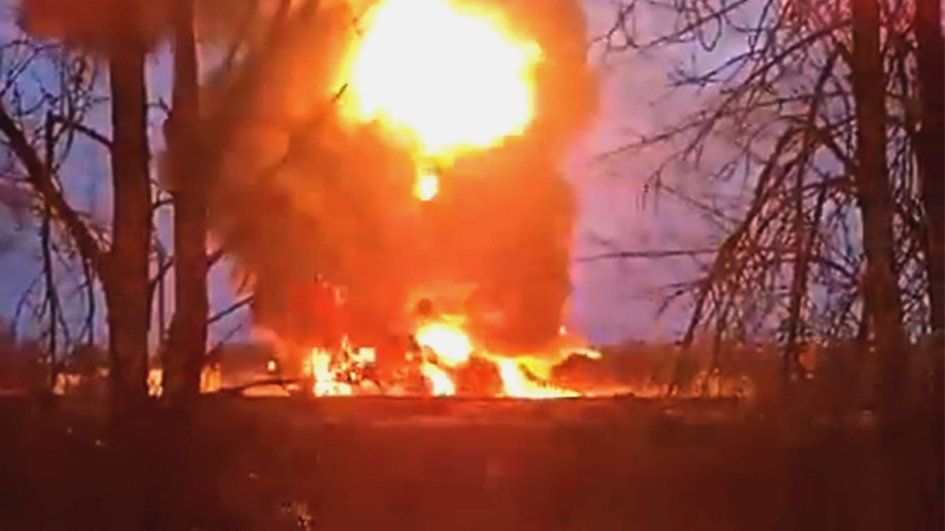 Die Ukraine hat offenbar erneut ein russisches Öldepot mit mehreren Drohnen angegriffen