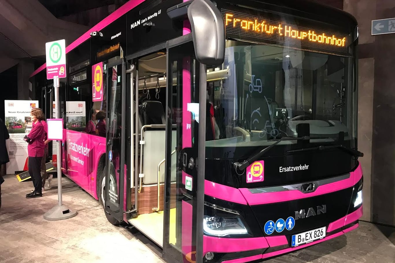 Neuer, einheitlicher Look: Einer der 170 Busse, die die Züge auf der Riedbahn ersetzen sollen.