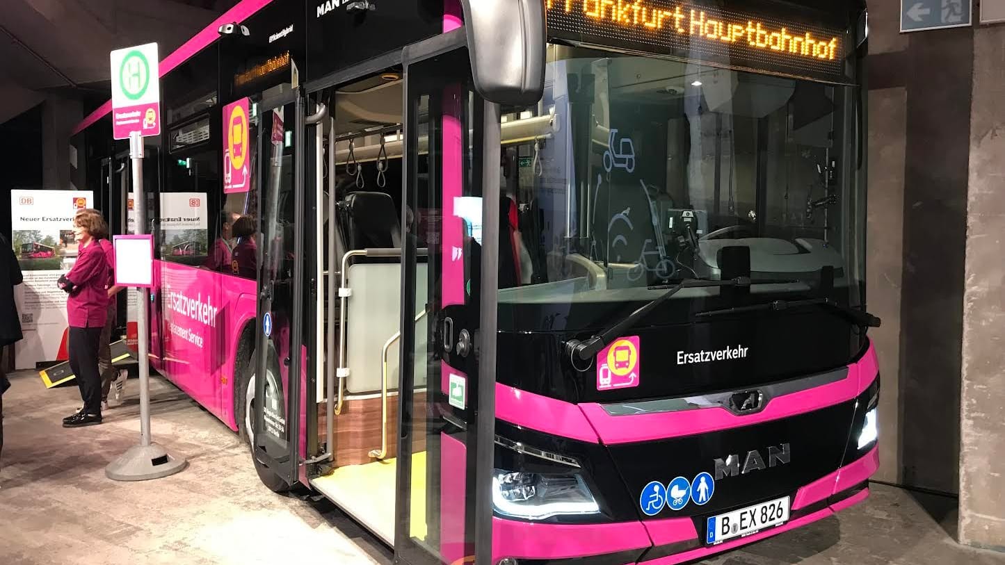 Neuer, einheitlicher Look: Einer der 170 Busse, die die Züge auf der Riedbahn ersetzen sollen.