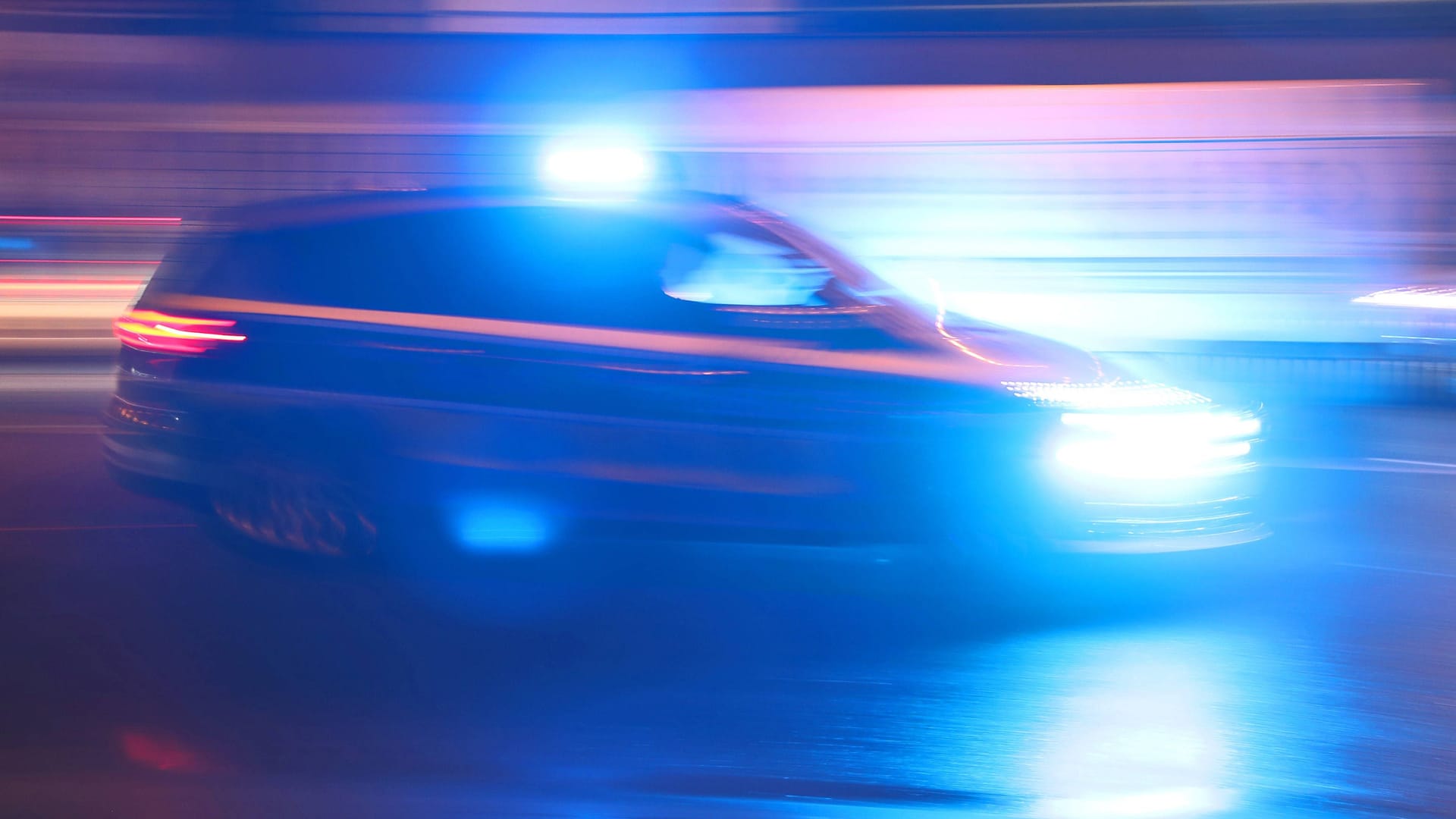 Einsatzfahrzeug der Polizei auf dem Weg durch Köln (Symbolfoto): Ein mutmaßlicher Entführungsversuch beschäftigt die Beamten. Einsatzfahrzeug der Polizei auf dem Weg durch Köln (Symbolfoto): Ein mutmaßlicher Entführungsversuch beschäftigt die Beamten.