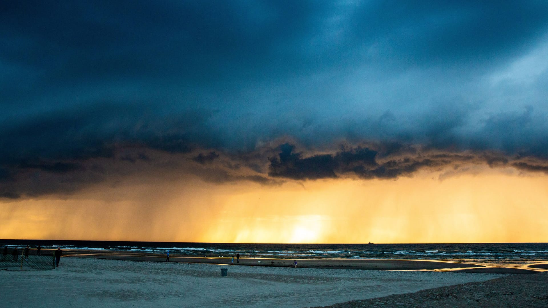 Die Sonne kämpft sich hinter einer Regenfront hervor (Symbolfoto): Bremen und Niedersachsen erwarten turbulente Wettertage.