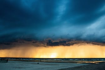 Die Sonne kämpft sich hinter einer Regenfront hervor (Symbolfoto): Bremen und Niedersachsen erwarten turbulente Wettertage.