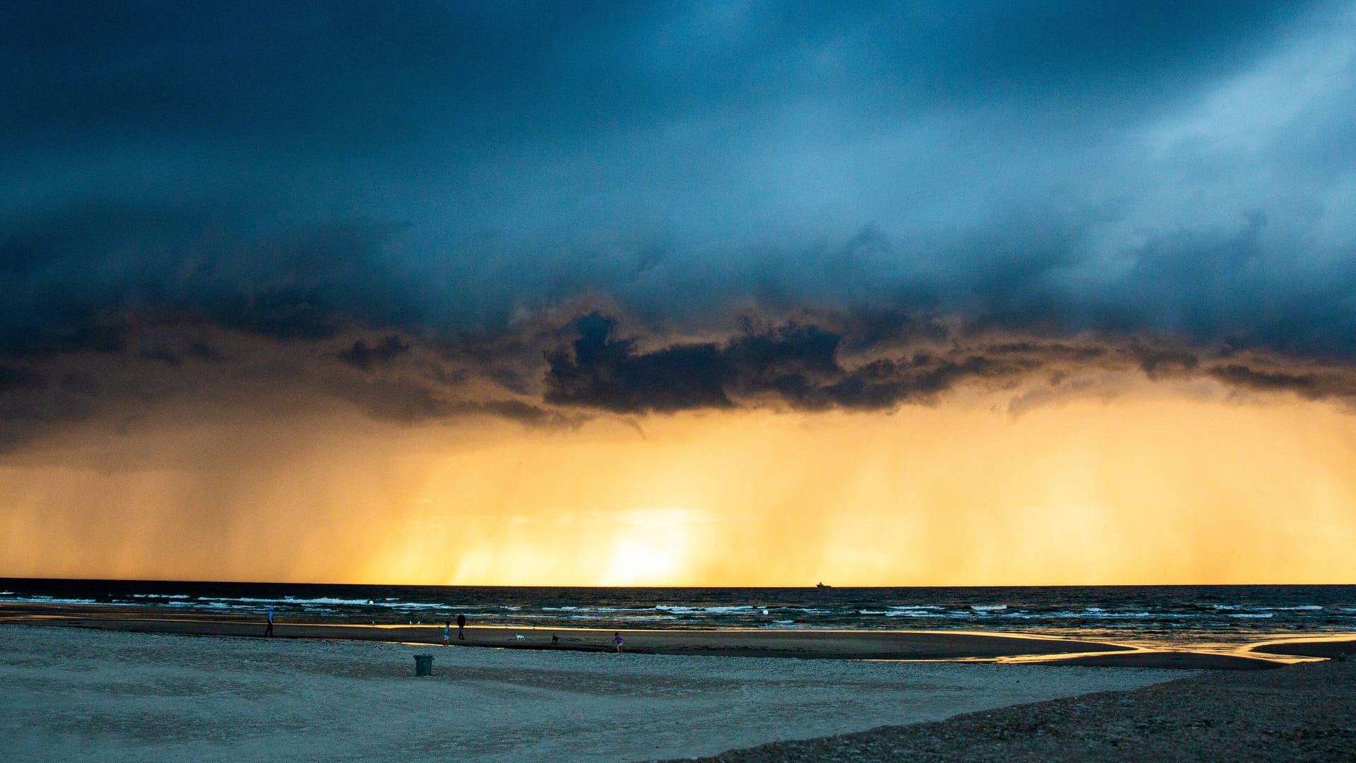 Die Sonne kämpft sich hinter einer Regenfront hervor (Symbolfoto): Bremen und Niedersachsen erwarten turbulente Wettertage.