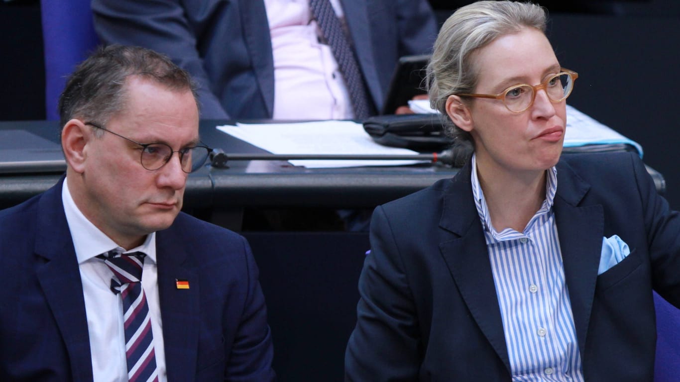 Tino Chrupalla und Alice Weidel: Die Partei will sich gegen die Einstufung des Verfassungsschutzes wehren.