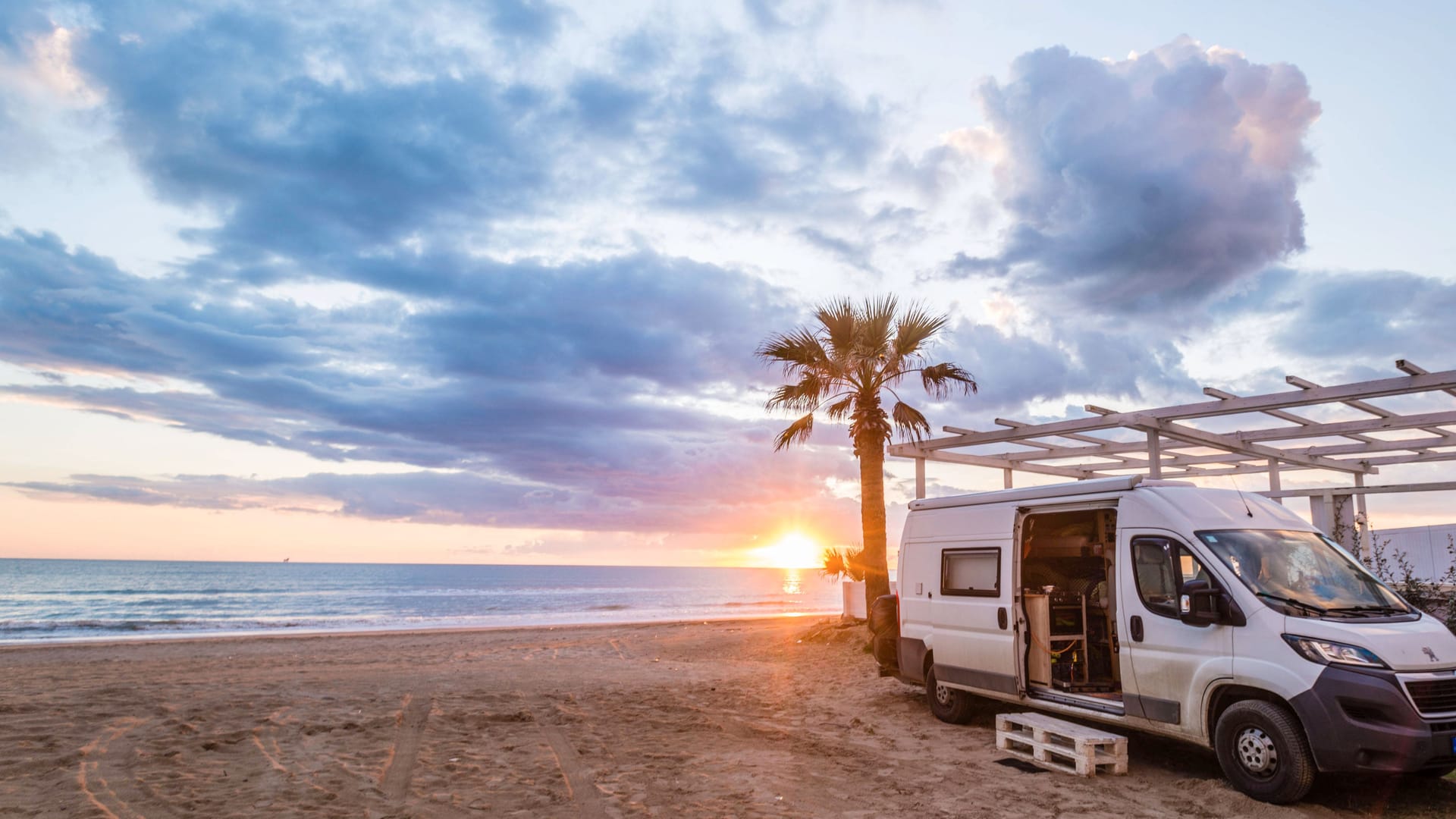 Romantisch: Im Campingbus die Inselwelt Europas erkunden, macht Spaß und kann preiswerter sein als ein konventioneller Urlaub.