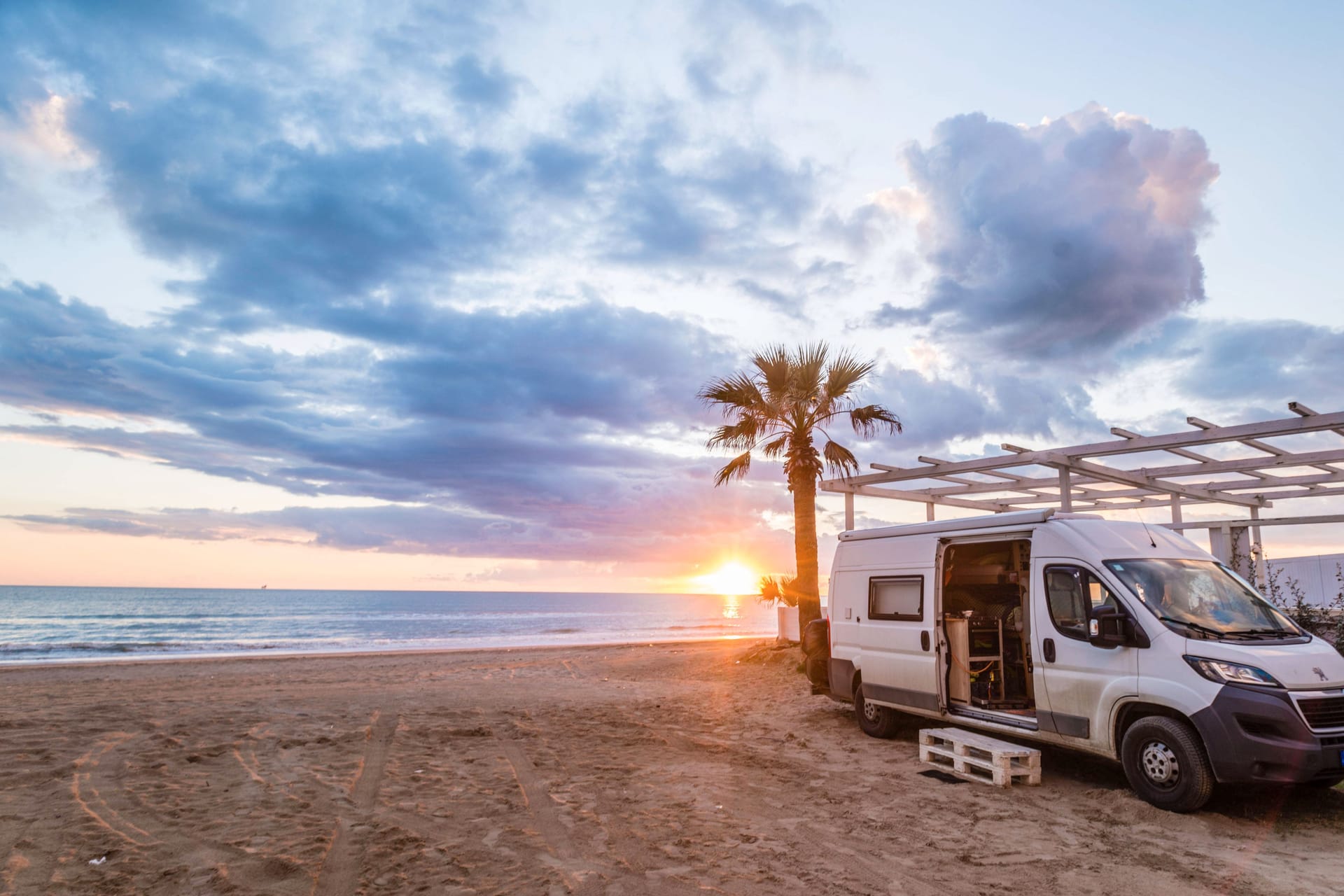 Romantisch: Im Campingbus die Inselwelt Europas erkunden, macht Spaß und kann preiswerter sein als ein konventioneller Urlaub.