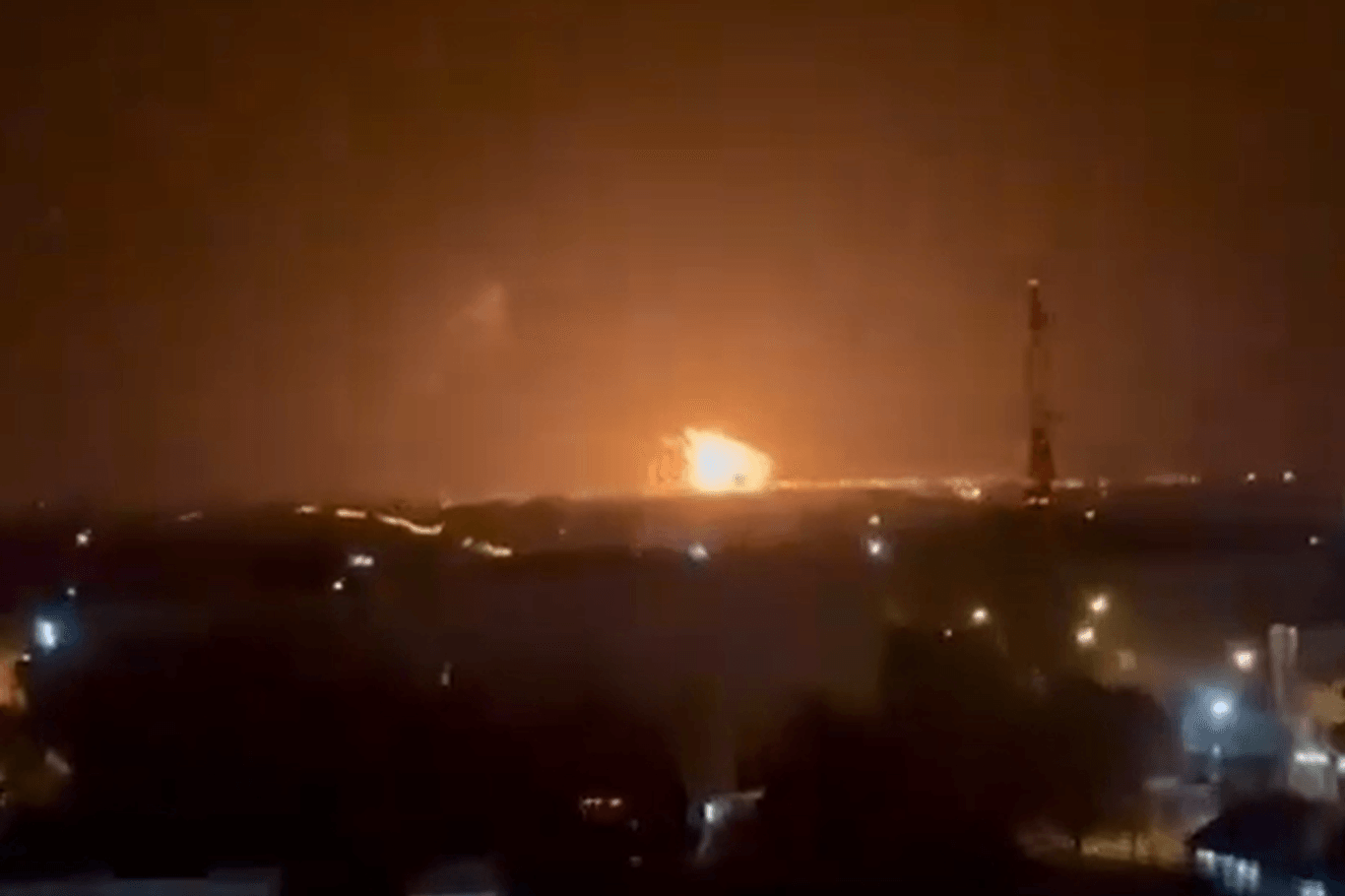 Ein Video, das von proukrainischen Kanälen geteilt wird, soll die Explosion in der Ölraffinerie zeigen.