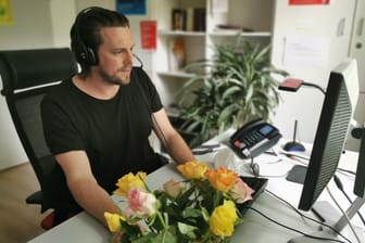 Ein Mitarbeiter nimmt in der Dienststelle des Telefonseelsorge Berlin e.V. Anrufe entgegen: Die Telefonseelsorge unter der Rufnummer 0800 111 0 111 ist rund um die Uhr besetzt.