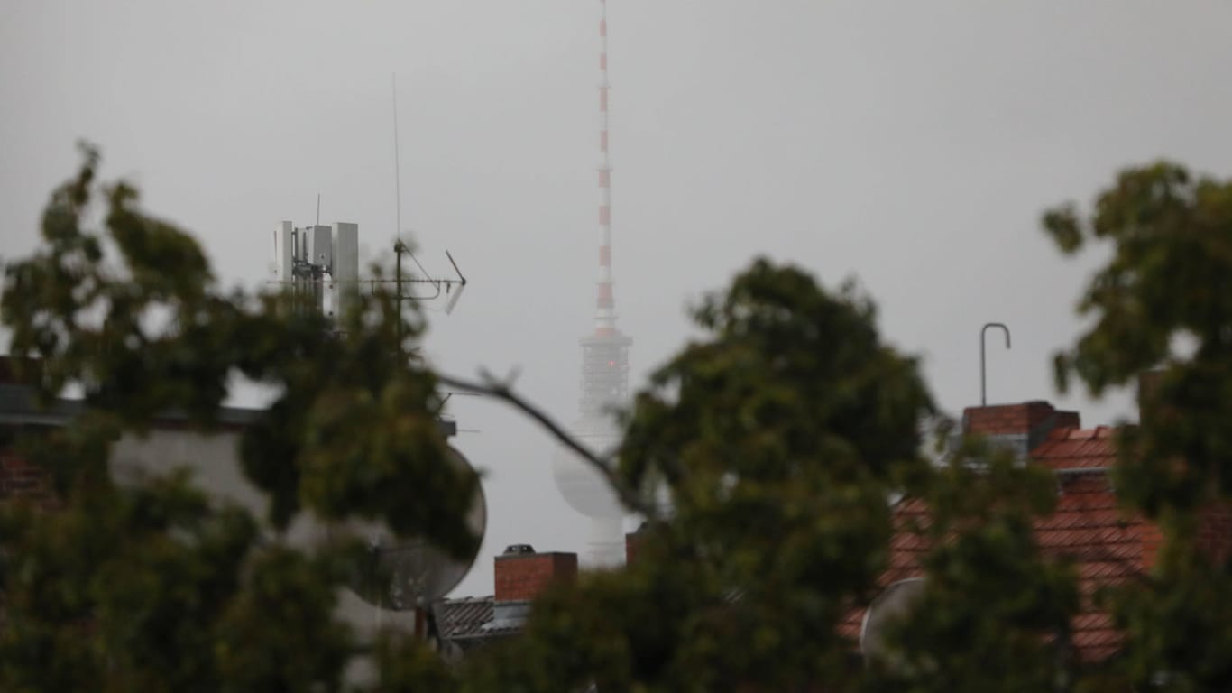 Unwetter in Berlin (Archivbild): Kurz vor dem Wochenende wird es in Berlin nass und ungemütlich.