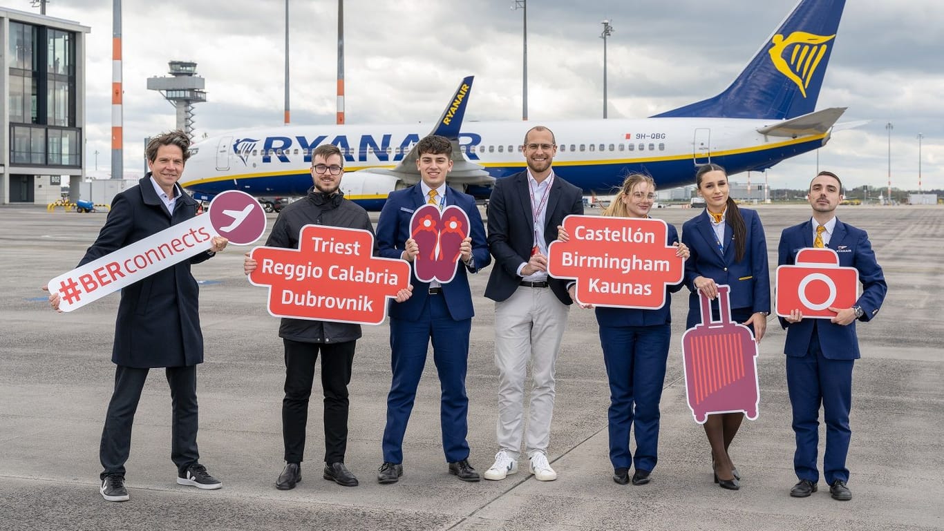Mitarbeiter stehen vor einem Flugzeug der Airline Ryanair: Für die kommende Sommersaison baut die irische Billigfluggesellschaft Ryanair ihr Angebot vom BER aus aus.