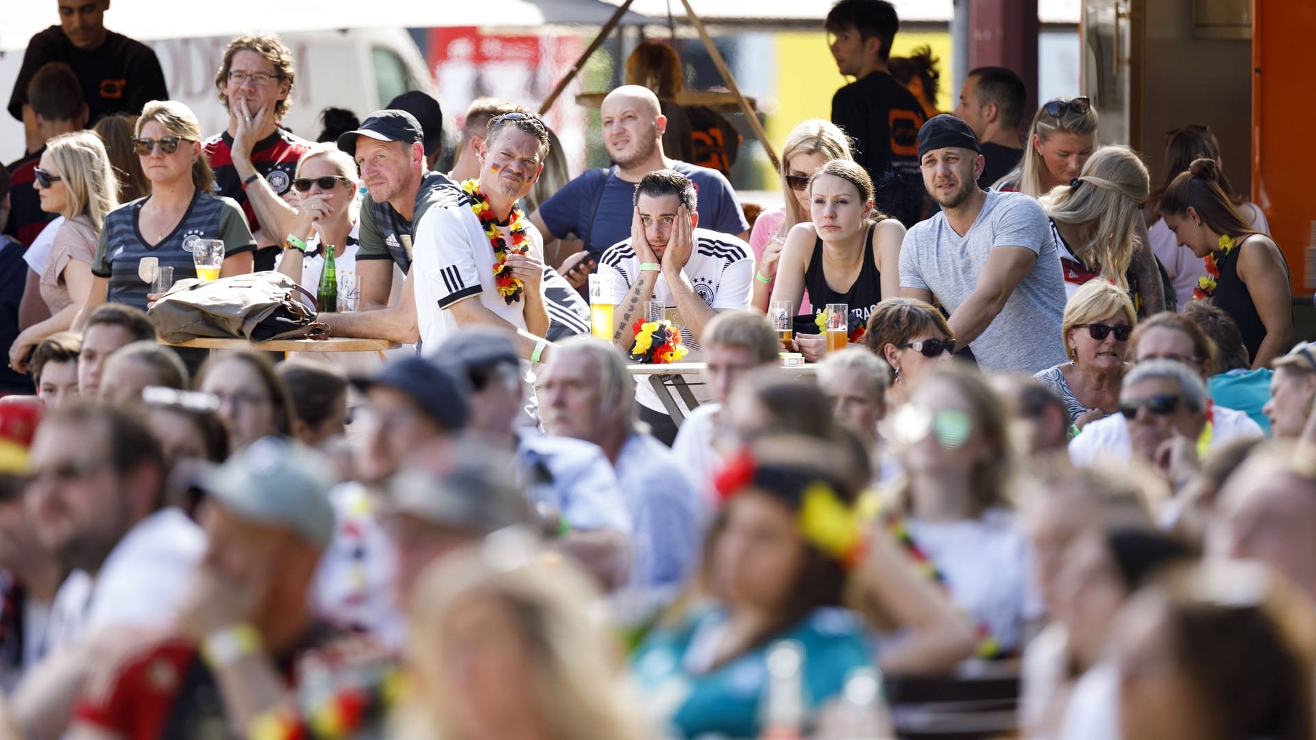 Public Viewing in einem Biergarten (Archivbild): In Hannover laden einige Biergärten zum Rudelgucken der Fußball-Europameisterschaft.