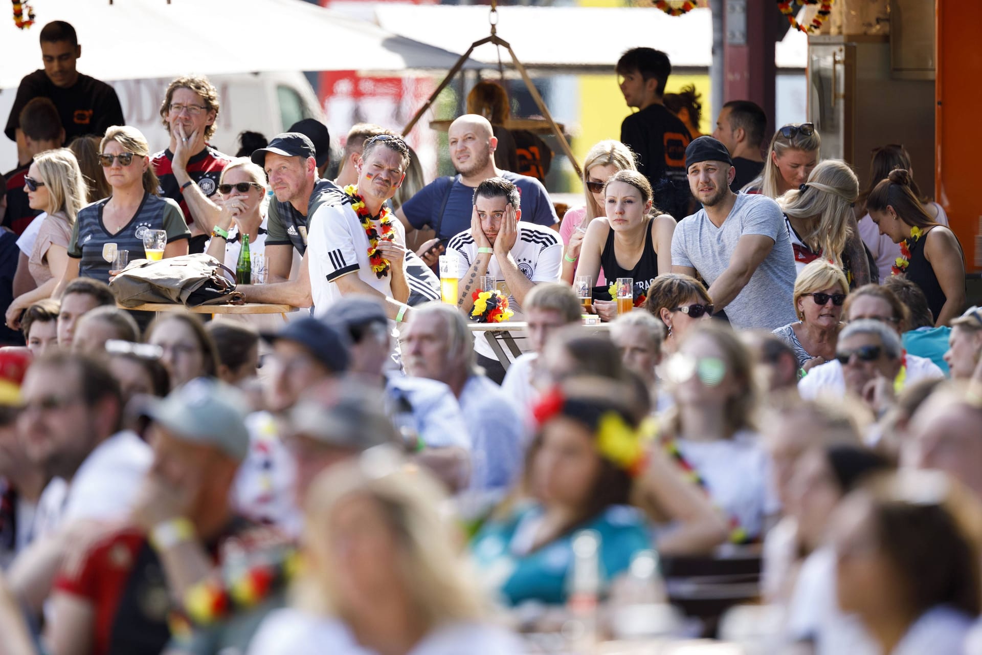 Public Viewing in einem Biergarten (Archivbild): In Hannover laden einige Biergärten zum Rudelgucken der Fußball-Europameisterschaft.