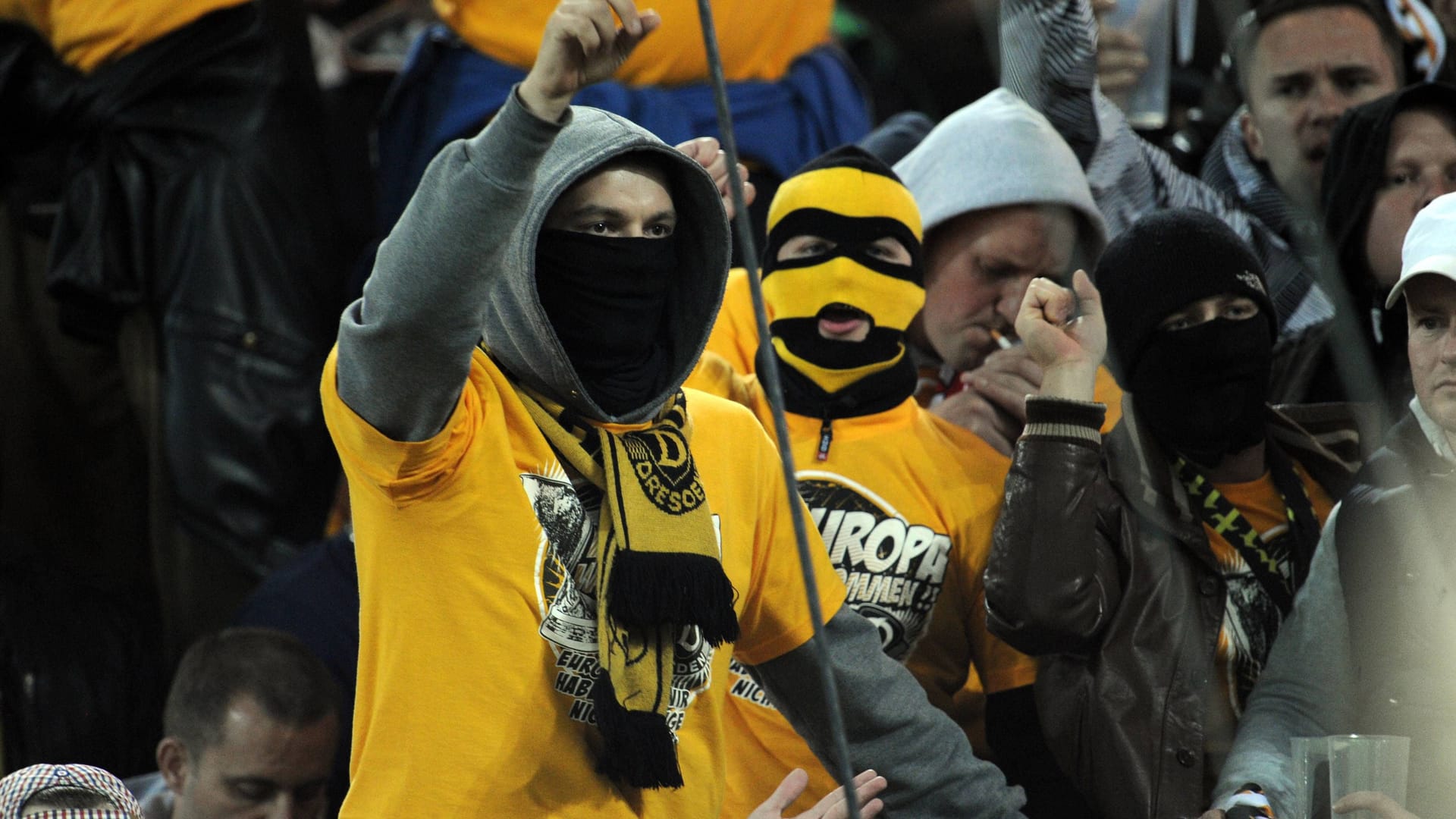 Fans von Dynamo Dresden bei einem Auswärtsspiel (Archivbild): Das Tragen solcher Masken wird bei den nächsten Heimspielen verboten sein.