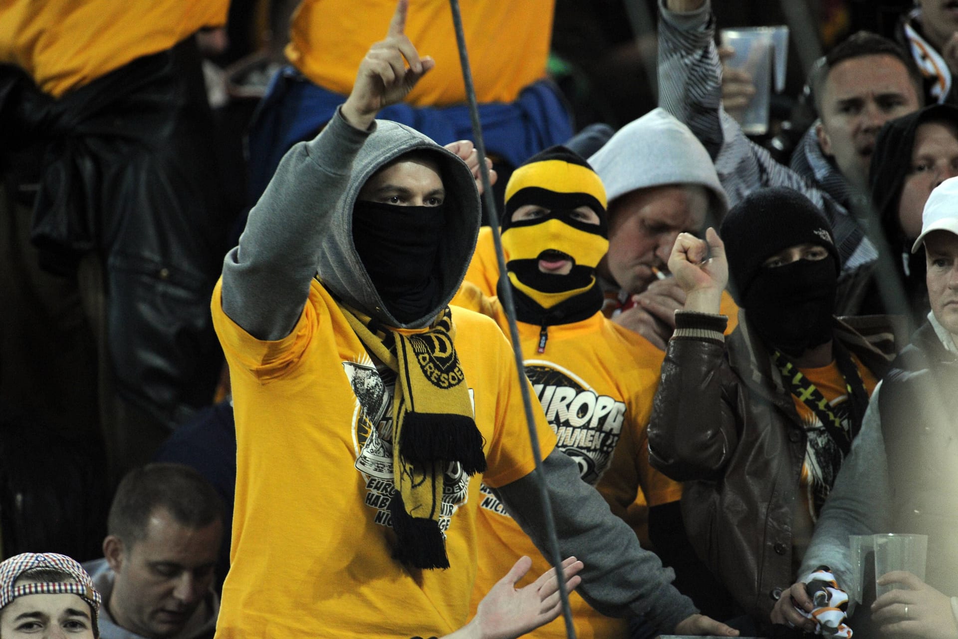 Fans von Dynamo Dresden bei einem Auswärtsspiel (Archivbild): Das Tragen solcher Masken wird bei den nächsten Heimspielen verboten sein.