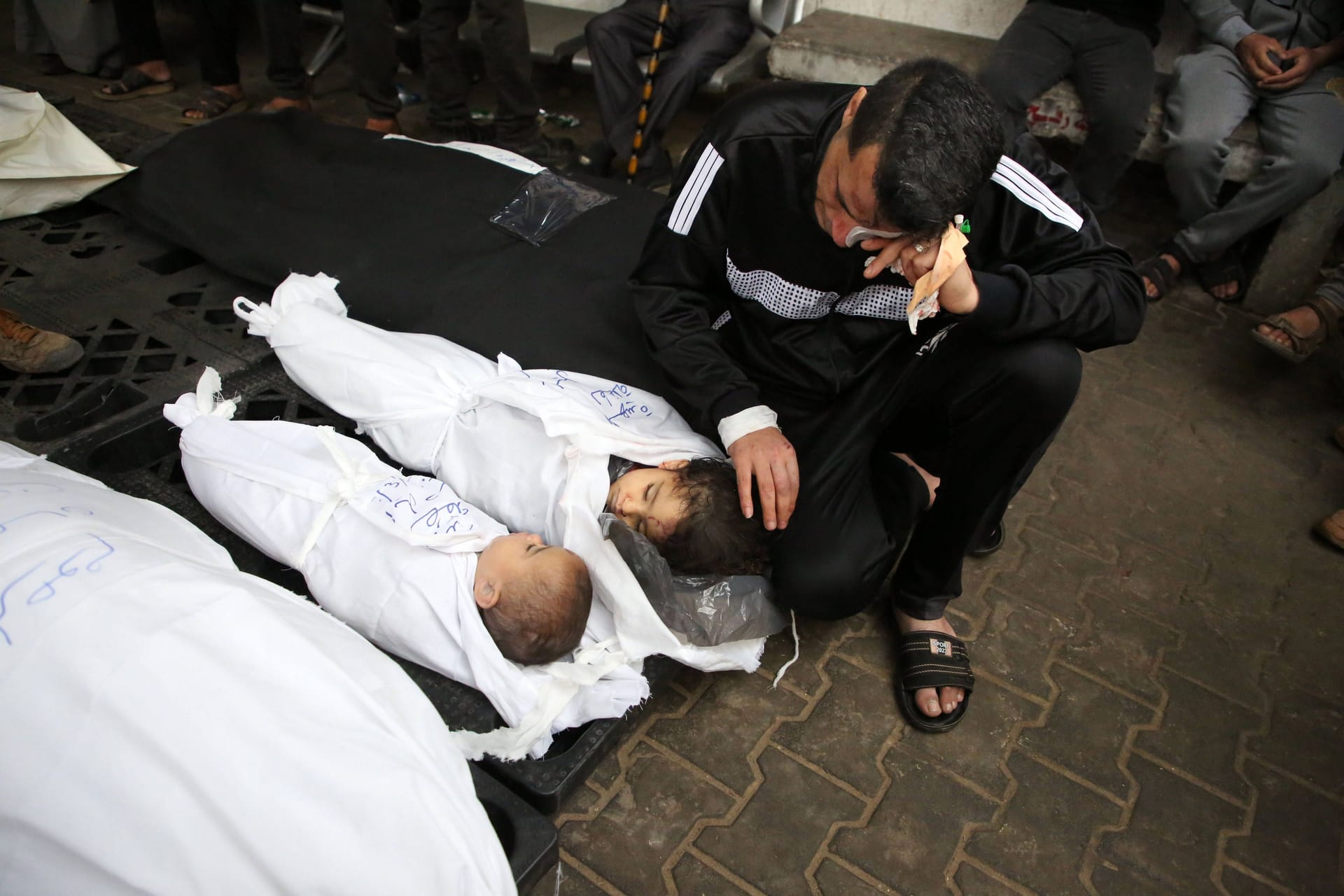 Der Gazakrieg produziert schreckliche Bilder. Ein Palästinenser trauert um seine von der israelischen Armee getöteten Töchter.