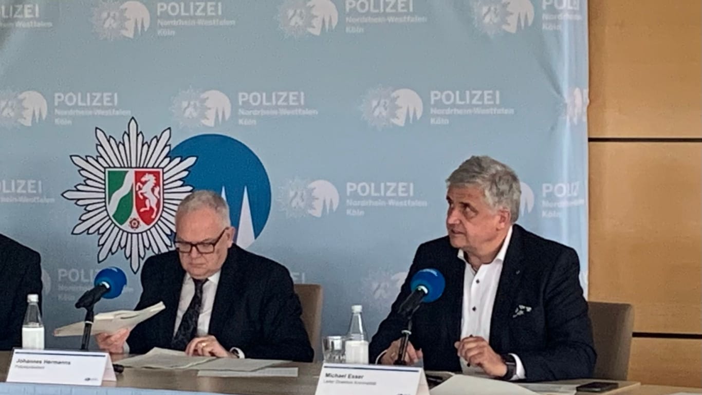 Polizeipräsident Johannes Hermanns (links) und Michael Esser, Leiter der Direktion Kriminalität bei einer Pressekonferenz zur Kriminalitätsstatistik in Köln am Mittwoch.