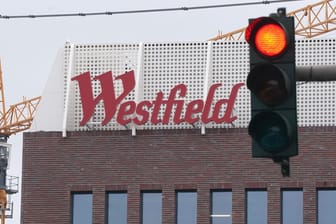 Die Ampel vor dem Westfield-Einkaufsquartier steht auf Rot: Von April wurde die Eröffnung des XXL-Komplexes in der Hafencity auf August verschoben.