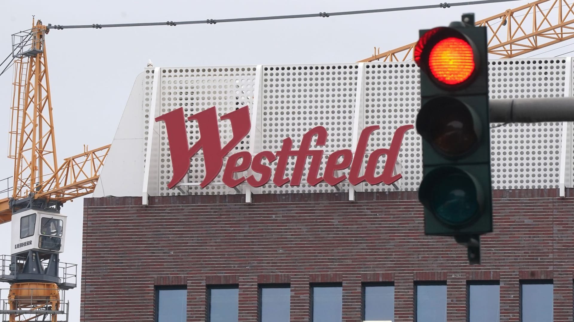 Die Ampel vor dem Westfield-Einkaufsquartier steht auf Rot: Von April wurde die Eröffnung des XXL-Komplexes in der Hafencity auf August verschoben. Die Ampel vor dem Westfield-Einkaufsquartier steht auf Rot: Von April wurde die Eröffnung des XXL-Komplexes in der Hafencity auf August verschoben.