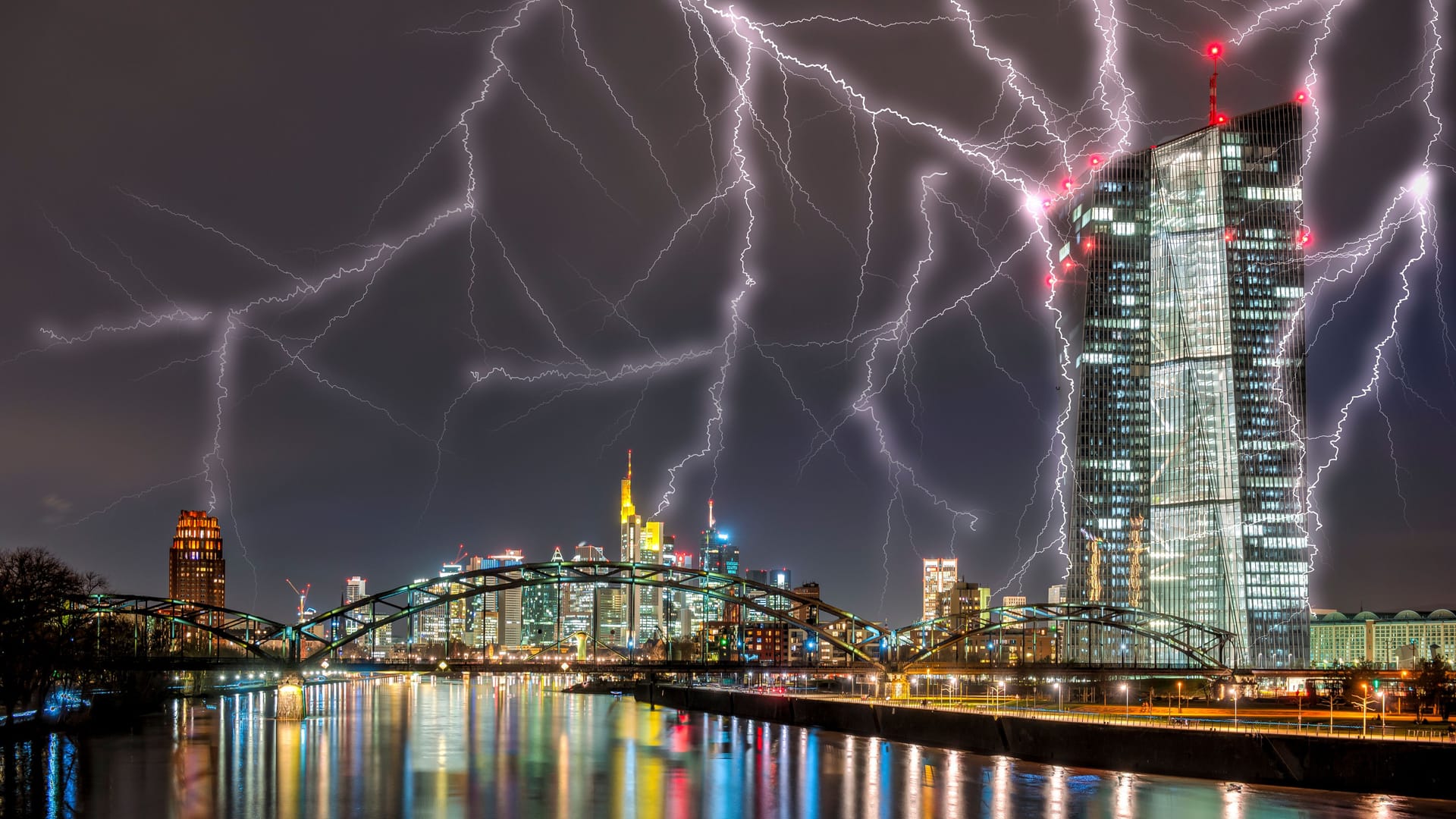 Gewitter über Frankfurt (Archivbild): Am Donnerstag könnte es ordentlich krachen.