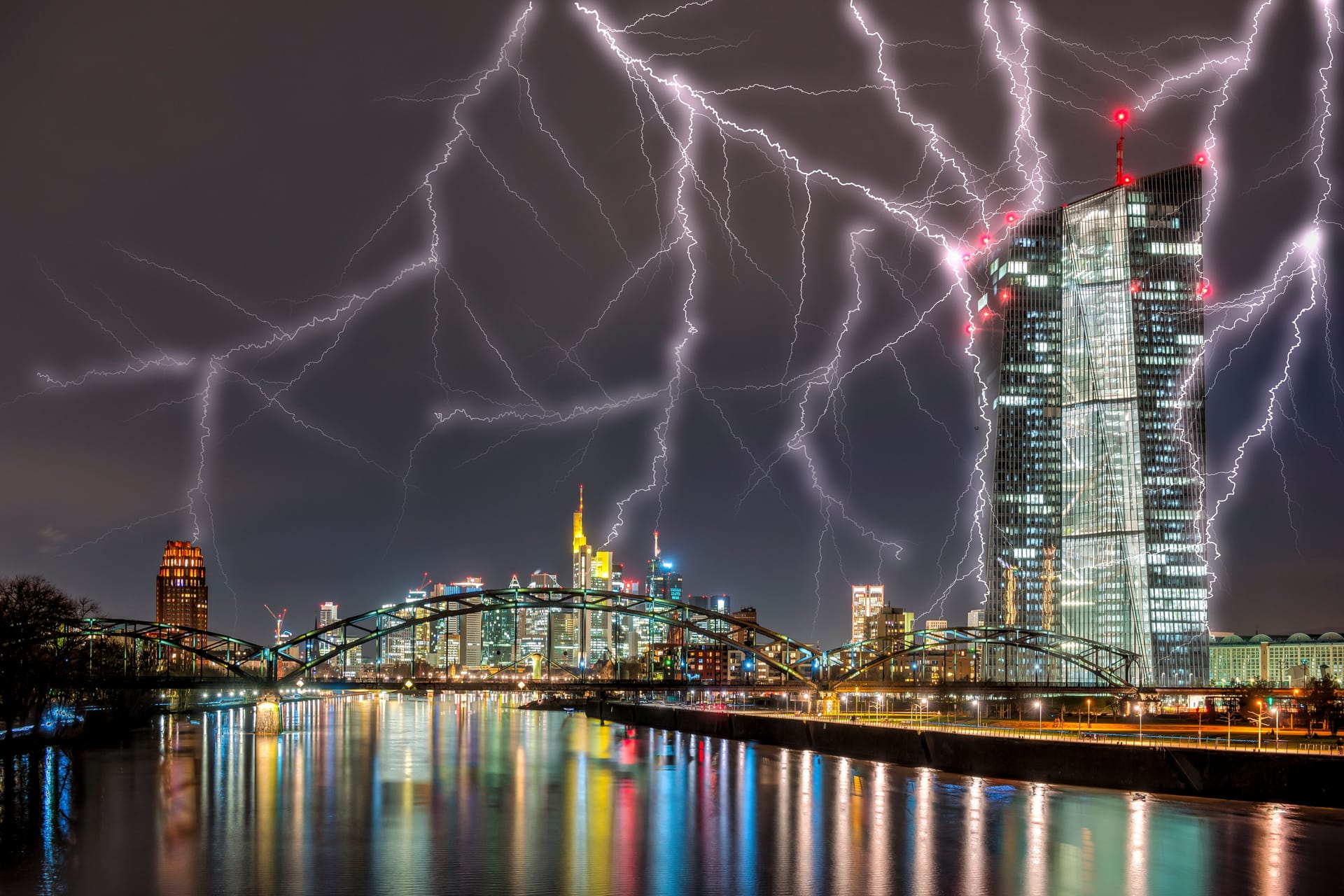 Gewitter über Frankfurt (Archivbild): Am Donnerstag könnte es ordentlich krachen.