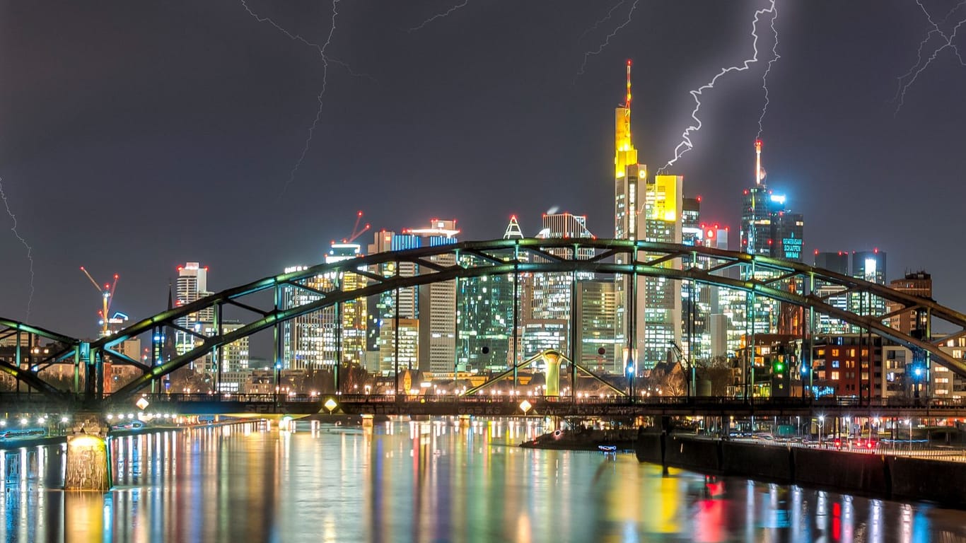 Gewitter über Frankfurt (Archivbild): Am Donnerstag könnte es ordentlich krachen.