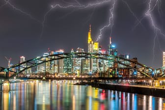 Gewitter über Frankfurt (Archivbild): Am Donnerstag könnte es ordentlich krachen.