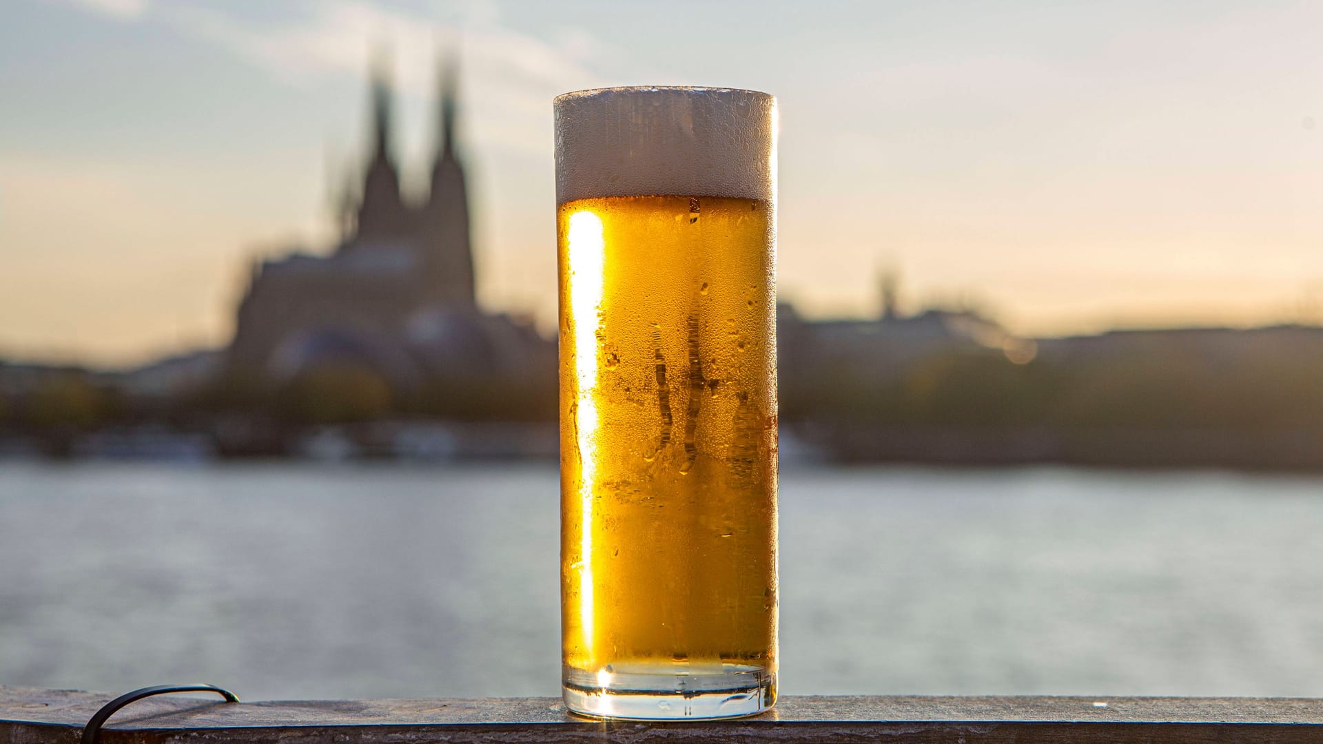 Kölsch, im Hintergrund der Kölner Dom: "Drink doch ene met."