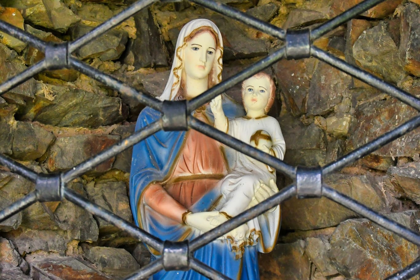 Die Madonna von Ostro mit Jesuskind: Für das "Blut" auf der Marienfigur haben Wissenschaftler eine einfache Erklärung gefunden.