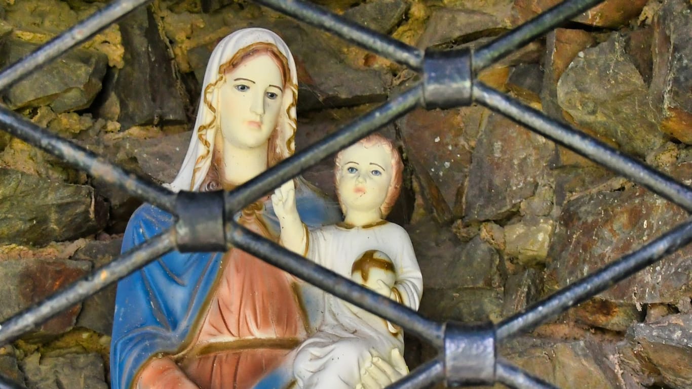 Die Madonna von Ostro mit Jesuskind: Für das "Blut" auf der Marienfigur haben Wissenschaftler eine einfache Erklärung gefunden.