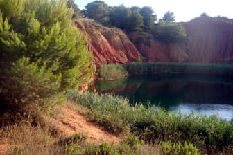 image of the lake in the red rock