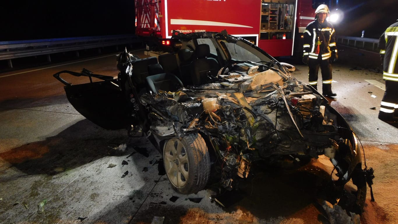 Der Wagen des Unfallverursachers: Die Hamburgerin war bei der Kollision eingeklemmt worden und schwebte in Lebensgefahr.