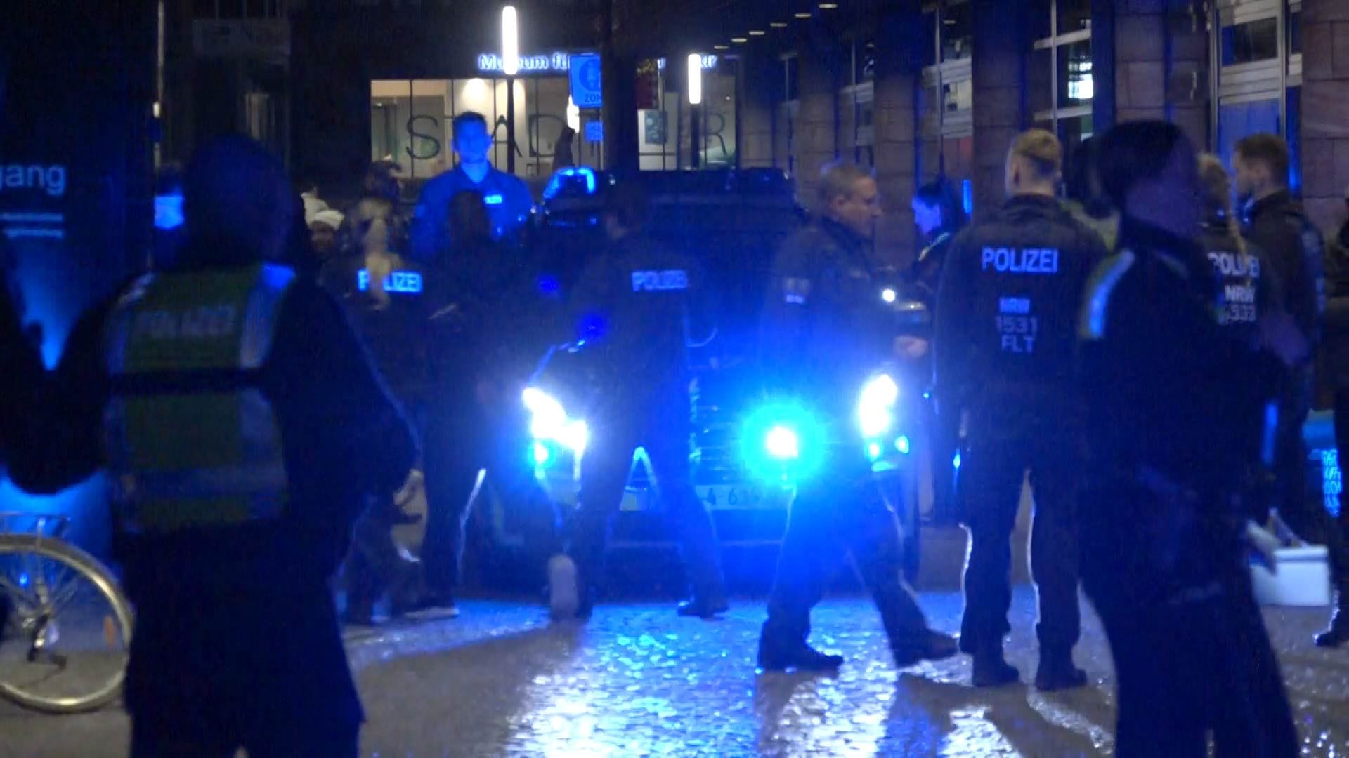 Eine Auseinandersetzung am Platz der Deutschen Einheit mehrere Personen: Die Polizei rückte mit einem Großaufgebot an. Eine Auseinandersetzung am Platz der Deutschen Einheit mehrere Personen: Die Polizei rückte mit einem Großaufgebot an.
