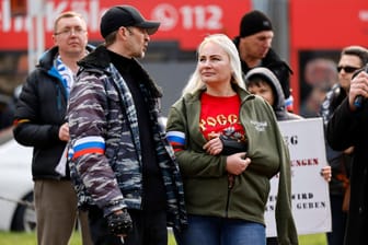 Aktivistin Elena Kolbasnikova und ihr Ehemann bei einer pro-russischen Demonstration (Archivbild): Kolbasnikovas Ehemann soll einen pro-urkainischen Demonstranten geschlagen haben.