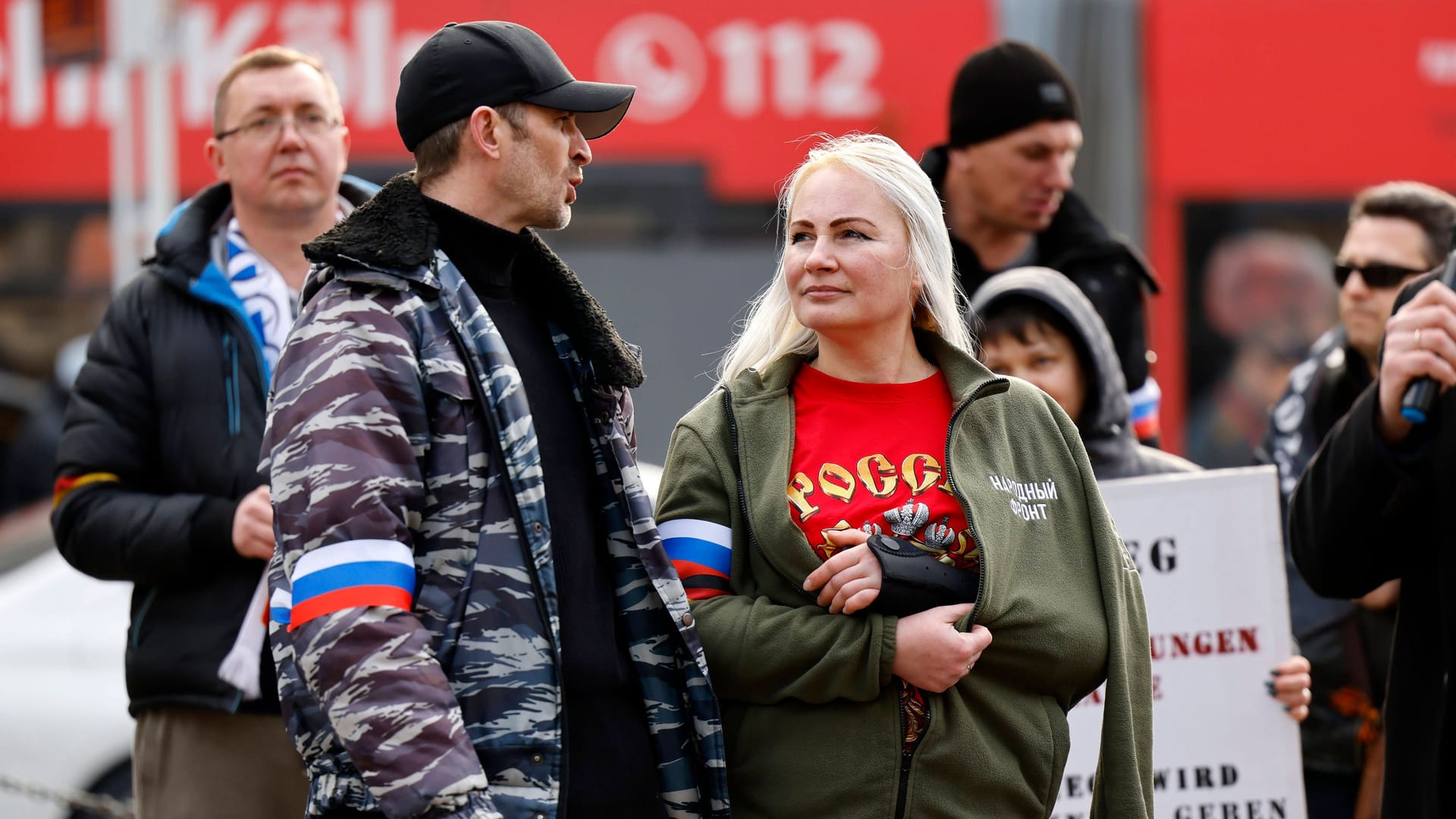 Aktivistin Elena Kolbasnikova und ihr Ehemann bei einer pro-russischen Demonstration (Archivbild): Kolbasnikovas Ehemann soll einen pro-urkainischen Demonstranten geschlagen haben.