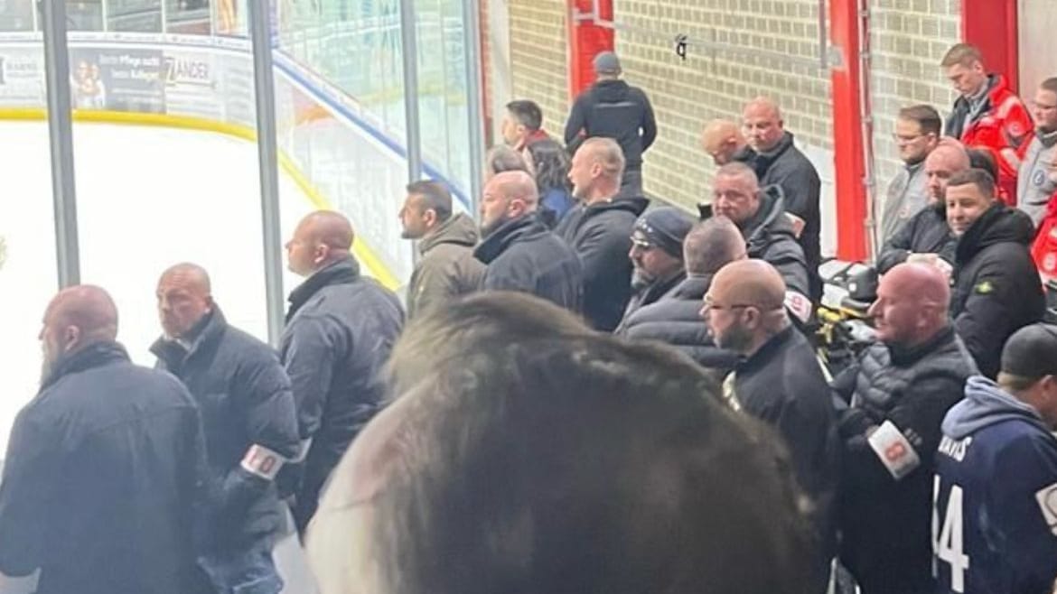 Die Rocker im Eisstadion: Die Männer sollen Gästefans bedroht, angerempelt und eingeschüchtert haben.