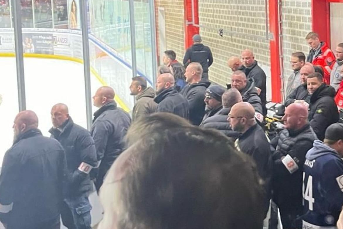 Die Rocker im Eisstadion: Die Männer sollen Gästefans bedroht, angerempelt und eingeschüchtert haben.