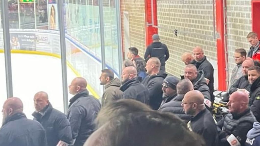 Die Rocker im Eisstadion: Die Männer sollen Gästefans bedroht, angerempelt und eingeschüchtert haben.