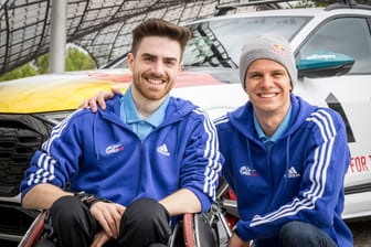 Andreas Wellinger (r.) mit seinem Co-Piloten Moritz Brückner (l.): Am 5. Mai werden beide gemeinsam bei Wings for Life World Run in München im "Catcher Car" sitzen.