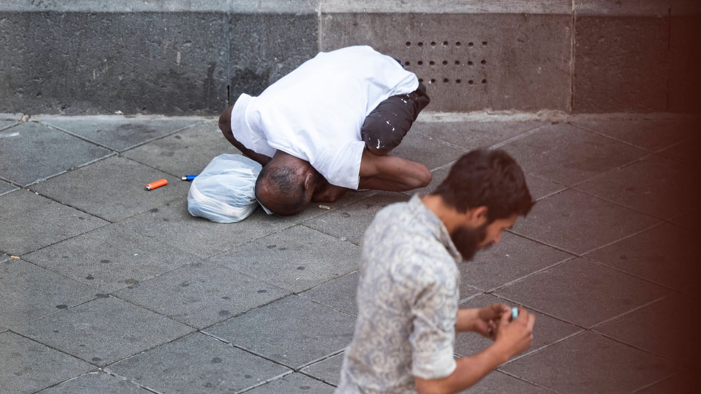 Ein Mann ist nach dem Konsum von harten Drogen auf einer Straße im Frankfurter Bahnhofsviertel zusammengesackt (Archivbild).